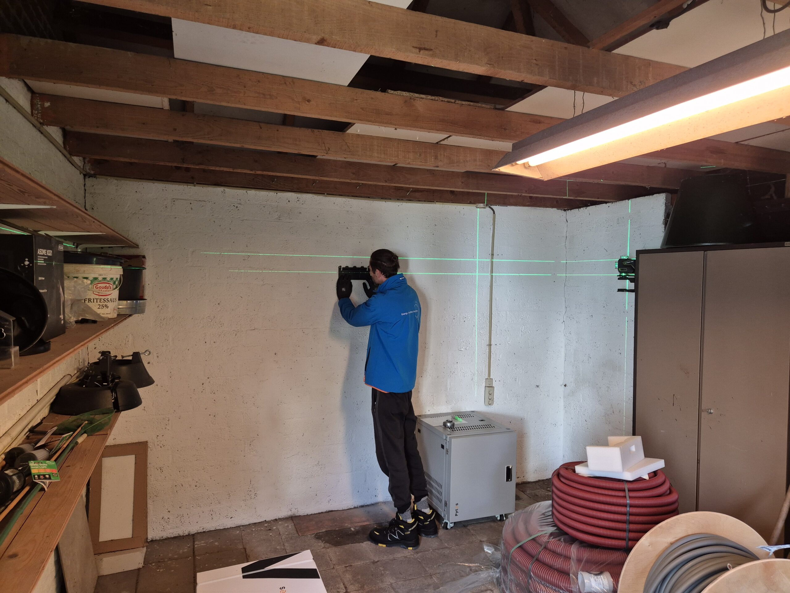 Ophanging van Victron omvormers tijdens installatie