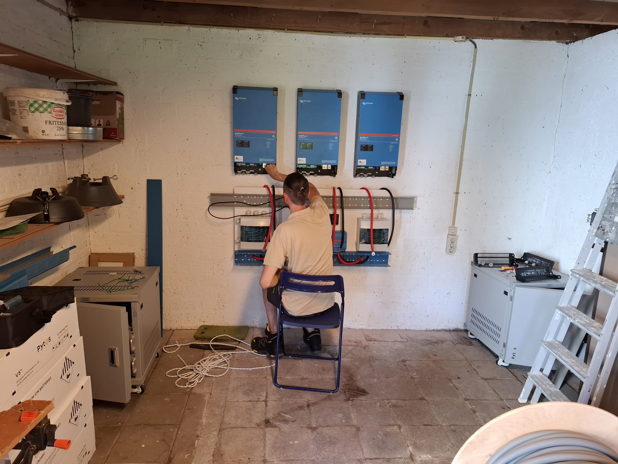 Montagebord met aansluitingen voor Victron thuisbatterij